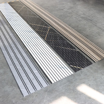 दीवार के लिए सजावटी पीवीसी छत पैनल वाणिज्यिक पीवीसी दीवार कवरिंग आंतरिक दीवार पैनल टिकाऊ आसान साफ ​​दीवार सामग्री