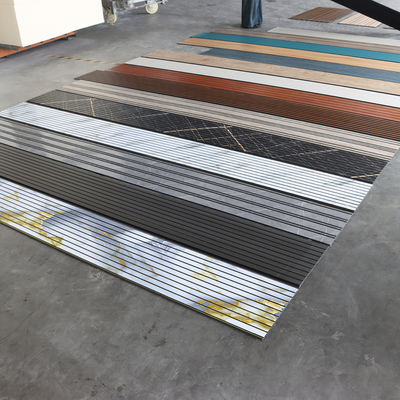 वाणिज्यिक ग्रेड पीवीसी छत पैनल दीवार के लिए वाटरप्रूफ नमी के सबूत पीवीसी दीवार बोर्ड दुकान होटल रेस्तरां के लिए