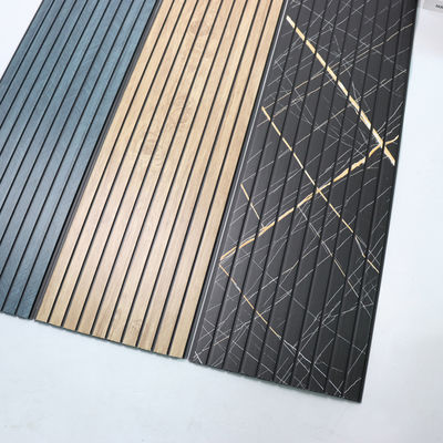 लकड़ी के दाने वाले पीवीसी छत पैनल आंतरिक दीवार के लिए लागत प्रभावी दीवार पैनल टाइल का विकल्प आसान रखरखाव दीवार बोर्ड