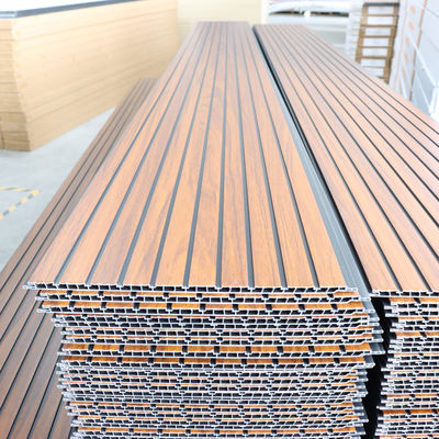 लकड़ी के दाने वाले पीवीसी वॉल पैनल सजावटी दीवार बोर्ड बेडरूम लिविंग रूम टीवी बैकग्राउंड वॉल के लिए पर्यावरण के अनुकूल सामग्री