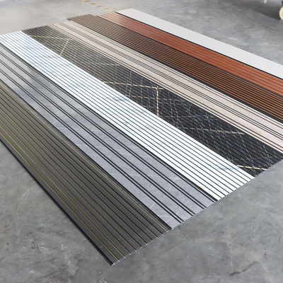 लकड़ी के दाने वाले पीवीसी वॉल पैनल सजावटी दीवार बोर्ड बेडरूम लिविंग रूम टीवी बैकग्राउंड वॉल के लिए पर्यावरण के अनुकूल सामग्री