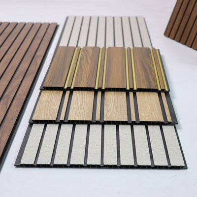 वाणिज्यिक ग्रेड पीवीसी वॉल पैनल उच्च स्थायित्व नमी प्रूफ वॉल बोर्ड ऑफिस शॉप रेस्तरां होटल की दीवार के लिए