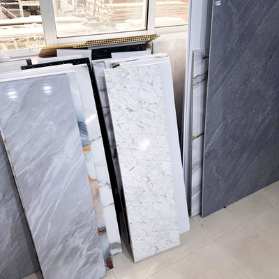 आधुनिक 3D पैटर्न अग्निरोधक पीवीसी शॉवर दीवार पैनल लक्जरी बाथरूम नवीनीकरण सामग्री