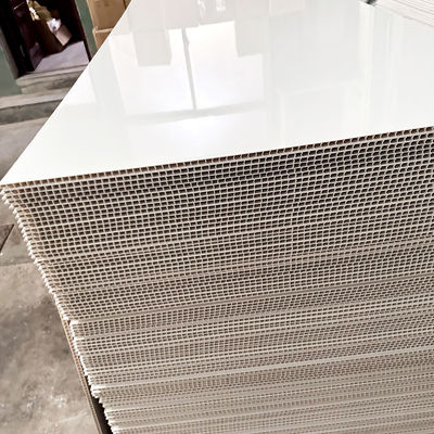 पारिवारिक बाथरूम डिजाइन के लिए एंटी स्लिप टेक्सचर्ड सेफ्टी पीवीसी शॉवर पैनल