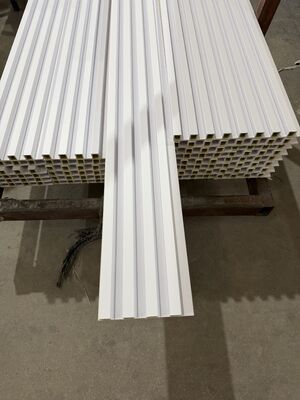 कस्टमाइज्ड इको फ्रेंडली इनडोर इरेगुलर ग्रिल डब्ल्यूपीसी वॉल पैनल 160x24 क्लैडिंग