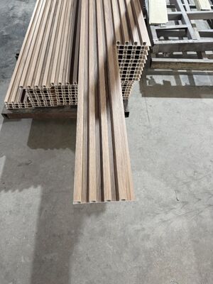 कस्टमाइज्ड इको फ्रेंडली इनडोर इरेगुलर ग्रिल डब्ल्यूपीसी वॉल पैनल 160x24 क्लैडिंग