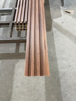 कस्टमाइज्ड इको फ्रेंडली इनडोर इरेगुलर ग्रिल डब्ल्यूपीसी वॉल पैनल 160x24 क्लैडिंग