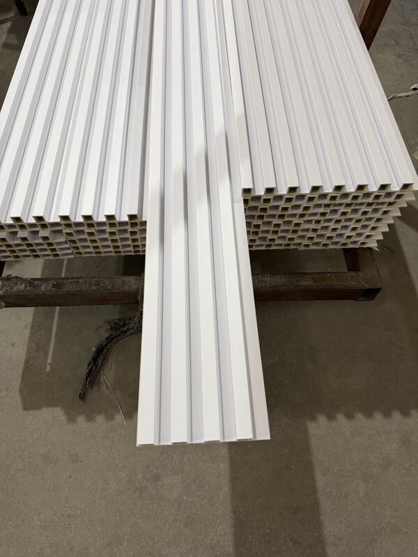 कस्टमाइज्ड इको फ्रेंडली इनडोर इरेगुलर ग्रिल डब्ल्यूपीसी वॉल पैनल 160x24 क्लैडिंग