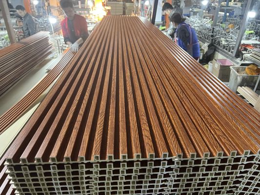 वुड सब्स्टीट्यूट डब्ल्यूपीसी कम्पोजिट पैनल क्लैडिंग लैमिनेटेड लौवर