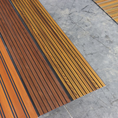 लकड़ी के दाने वाले पीवीसी छत पैनल आंतरिक दीवार के लिए लागत प्रभावी दीवार पैनल टाइल का विकल्प आसान रखरखाव दीवार बोर्ड